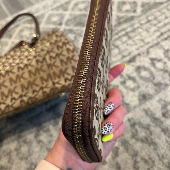 MK Michael Kors WALLET. In perfect condition! Brown and tan in color - Picture 6 of 9